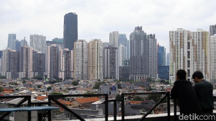 Pembangunan gedung bertingkat di Jakarta tak pernah henti. Namun hal itu berbanding terbalik dengan keberadaan ruang terbuka hijau yang minim di ibu kota.