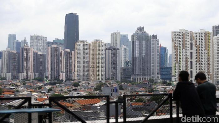 Gedung Bertingkat di Jakarta Pembangunan gedung bertingkat di Jakarta tak pernah henti. Namun hal itu berbanding terbalik dengan keberadaan ruang terbuka hijau yang minim di ibu kota.