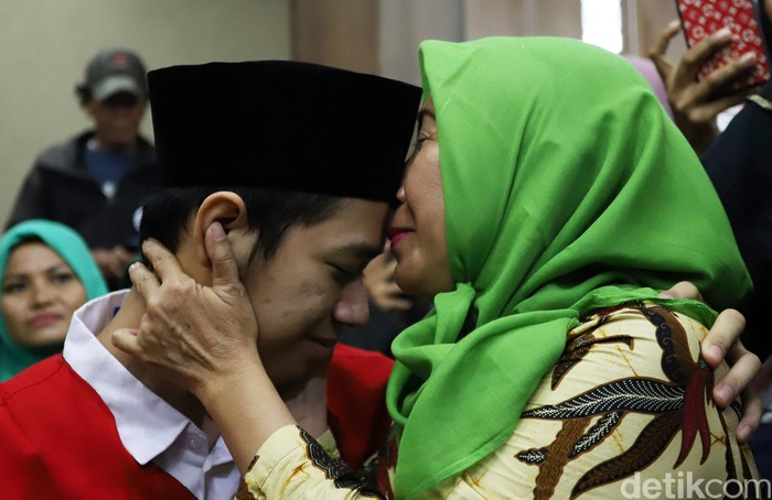 Lutfi 'Pembawa Bendera' Divonis 4 Bulan Penjara Dede Lutfi Alfiandi alias Dede bebas atas vonis 4 bulan penjara dikurangi masa tahanan. Nurhayati Sulistya, ibunda Lutfi senang putranya bisa bebas hari ini.