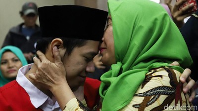 Momen Kebahagiaan Ibunda Sambut Kebebasan Lutfi