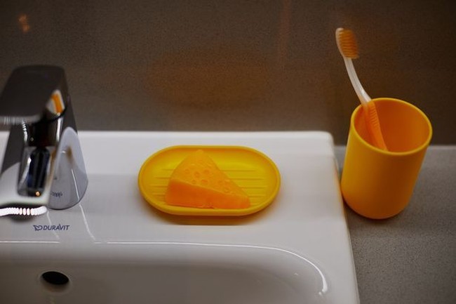 Kamu bisa melihat bahwa sabun di hotel unik inipun berbentuk seperti layaknya keju. Selain keunikan-keunikan tersebut, hotel keju ini juga menawarkan makanan-makanan yang berbau keju loh, seperti Halloumi fries, Raclette cheese, croques, garlic sourdough flatbread with cheese dan Camembert baguettes. Foto: dok. Cafe Rouge