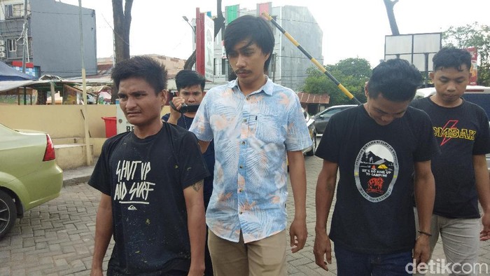 Hermawan M-detikcom/  Polisi menangkap Ronald/paling kiri/ (20), pemuda yang mencuri ponsel di meja kasir