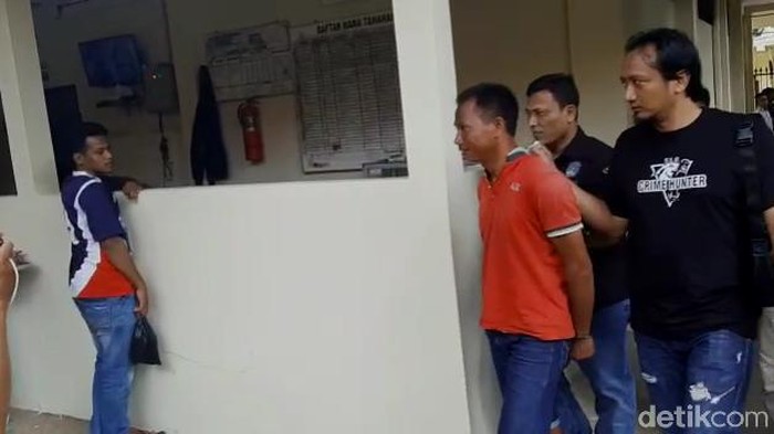 Pelaku pembakaran Al-Quran di Pemalang, Nuril Maarif (kaos merah)