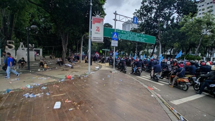 Massa Demo Depan Istana Berangsur Bubar, Lalin di Merdeka Barat Masih Ditutup