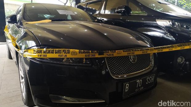 Mobil Jaguar dan Alphard yang disita polisi dari penipu Putri Lolowah