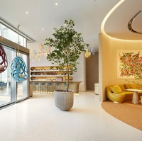 Salah satu area makan yang dirancang dengan ambiens mewah dan elegan. Kesan hangat juga terasa dari pemilihan palet earth tone dan kuning mustard. Foto: Dok. Louis Vuitton