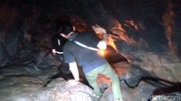 Luas ruangan dalam gua ketika ditelusuri keseluruhan kabarnya mencapai 1 hektar. Membentang di sepanjang Desa Cikujang, belum semua dalam gua dijelajahi. Usai menjelajahi gua, di dekat mulut keluar terdapat aliran air sungai kecil disebut sendang. (Syahdan Alamsyah/detikcom)