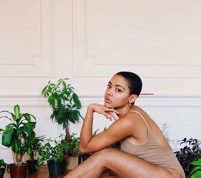 Sementara, wanita ini dengan bangga memamerkan bulu kakinya. Gerakan Januhairy ini mirip dengan Movember yang merupakan gerakan tidak mencukur rambut bagi pria di bulan November. Foto: Instagram