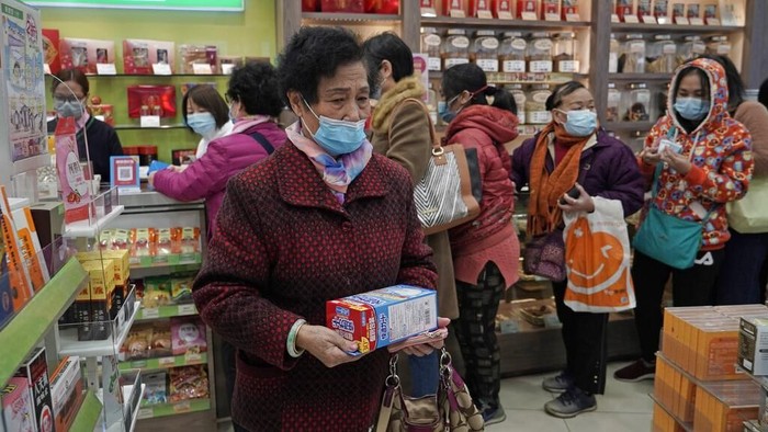 Antrean panjang warga yang hendak membeli masker terlihat di apotek maupun toko di Hong Kong. Mereka ramai-ramai beli masker agar terhindar dari virus corona.