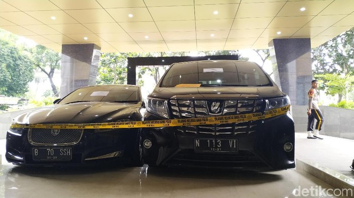 Mobil Jaguar dan Alphard yang disita polisi dari penipu Putri Lolowah