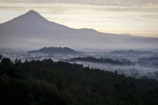 Candi Borobudur sendiri memang memiliki banyak gunung sebagai latarnya. Salah satu yang populer adalah Gunung Merapi. (Getty Images) Candi Borobudur sendiri memang memiliki banyak gunung sebagai latarnya. Salah satu yang populer adalah Gunung Merapi. (Getty Images)