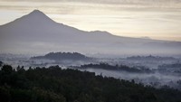 Candi Borobudur sendiri memang memiliki banyak gunung sebagai latarnya. Salah satu yang populer adalah Gunung Merapi. (Getty Images)