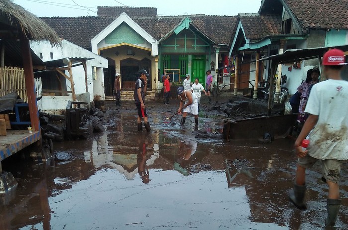 Banjir Bandang di Bondowoso Banjir bandang menerjang Desa Sempol, Kecamatan Ijen, Bondowoso, Rabu (29/1/2020). Banjir air bercampur lumpur itu setinggi kurang lebih 60 cm. Banjir masuk permukiman hingga 200 KK terdampak.