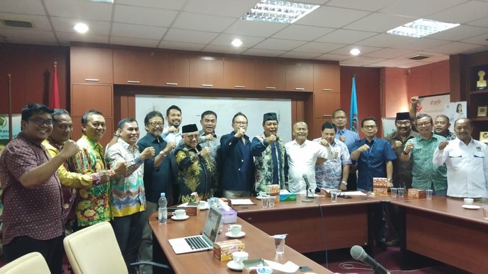 Gubernur Kalsel Sahbirin Noor dan panitia HPN 2020. (Dok PWI)