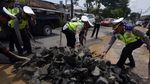 Ketika Personel Polresta Bandar Lampung Perbaiki Jalan Rusak