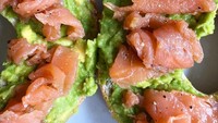 Karena serupa sandwich, banyak orang bebas mengkreasikan isian bagel. Bisa jadi inspirasi, ini bagel beroles alpukat tumbuk dan smoked salmon. Foto: Instagram ames.eats
