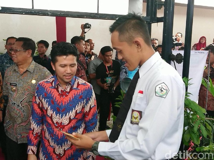 Pemprov Jatim tengah merintis program Teaching Factory guna mendukung lulusan SMK untuk memulai wirausaha. Para lulusan SMK diperbolehkan menggunakan fasilitas sekolah selama satu tahun.