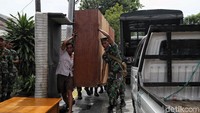 Keluarga veteran yang tinggal di rumah dinas tersebut terpaksa mengosongkan rumah yang telah dihuni bertahun-tahun tersebut.