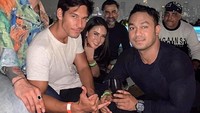 Tak hanya dekat dengan rekan artis wanita, Aurelie pun kerap dekat dengan rekan artis pria. Ini momen bersantai Aurelie Moeremans dengan tunangan Jessica Iskandar yaitu Richard Kyle dan rekannya yang lain. Foto: Instagram @aurelie