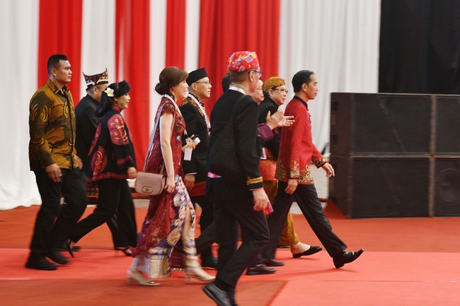 Anne juga menuturkan rancangannya kali ini cukup berkesan karena ia membuatkan baju untuk Jokowi tanpa fitting, namun ternyata ukurannya pas. Yang sangat berkesan bagi saya adalah beliau tanpa fitting dan langsung pas luar biasa, tulisnya lagi. Foto: Dok. Anne Avantie