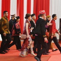 Anne juga menuturkan rancangannya kali ini cukup berkesan karena ia membuatkan baju untuk Jokowi tanpa fitting, namun ternyata ukurannya pas. Yang sangat berkesan bagi saya adalah beliau tanpa fitting dan langsung pas luar biasa, tulisnya lagi. Foto: Dok. Anne Avantie