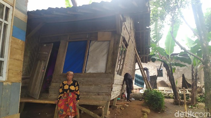 Mak Isoh tinggal di rumah reyot yang hampir ambruk