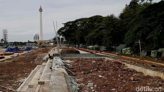 Proyek revitalisasi Monas sudah dihentikan untuk sementara waktu. Namun, polemik soal revitalisasi itu masih terus bergulir.