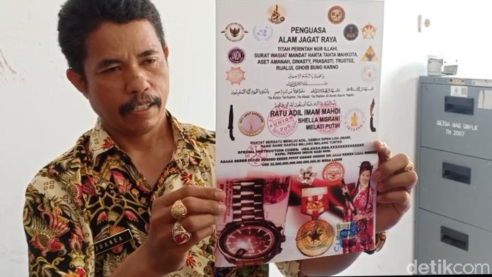 Juanda ASN Kabupaten Karawang, saat menunjukkan sertifikat King of The King dan berbagai organisasi sayapnya.