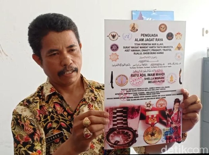 Juanda ASN Kabupaten Karawang, saat menunjukkan sertifikat King of The King dan berbagai organisasi sayapnya.