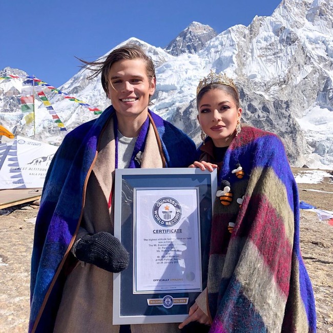 Fashion show di Gunung Everest, Himalaya ini diikuti 18 model dari Nepal, Finlandia, Italia, Singapura dan Sri Lanka. Salah satu dari model tersebut adalah Miss Universe Nepal 2018 Manita Devkota. Foto: officialmadalinadoroftei, @ guinnessworldrecords, @ kasa.kasastyle
