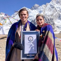Fashion show di Gunung Everest, Himalaya ini diikuti 18 model dari Nepal, Finlandia, Italia, Singapura dan Sri Lanka. Salah satu dari model tersebut adalah Miss Universe Nepal 2018 Manita Devkota. Foto: officialmadalinadoroftei, @ guinnessworldrecords, @ kasa.kasastyle