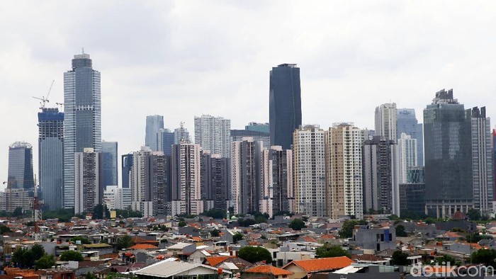Pembangunan gedung bertingkat di Jakarta tak pernah henti. Namun hal itu berbanding terbalik dengan keberadaan ruang terbuka hijau yang minim di ibu kota.