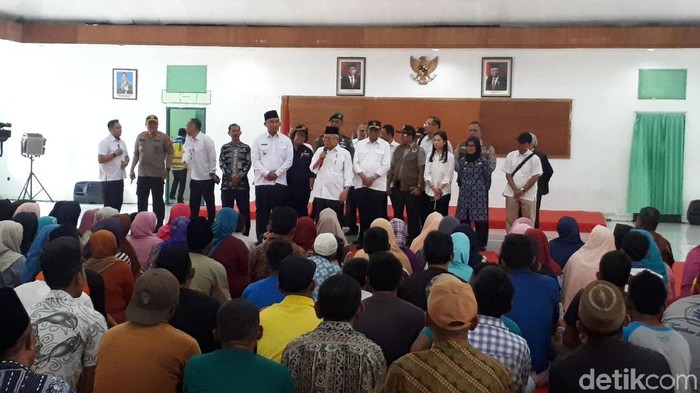 Maruf Amin temui pengungsi banjir bandang di Banten (Dwi Andayani/detikcom)