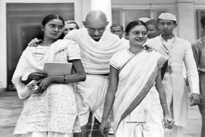Mahatma Gandhi diapit dua asisten pribadinya (UPI)