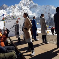 Mt Everest Fashion Runway mencetak rekor dunia sebagai fashion show tertinggi di dunia karena digelar di ketinggian 5.644 meter di atas permukaan laut. Foto: officialmadalinadoroftei, @ guinnessworldrecords, @ kasa.kasastyle