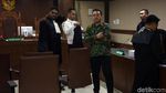Senyum Eks Aspri Imam Nahrawi yang Didakwa Terima Suap Rp 11,5 M
