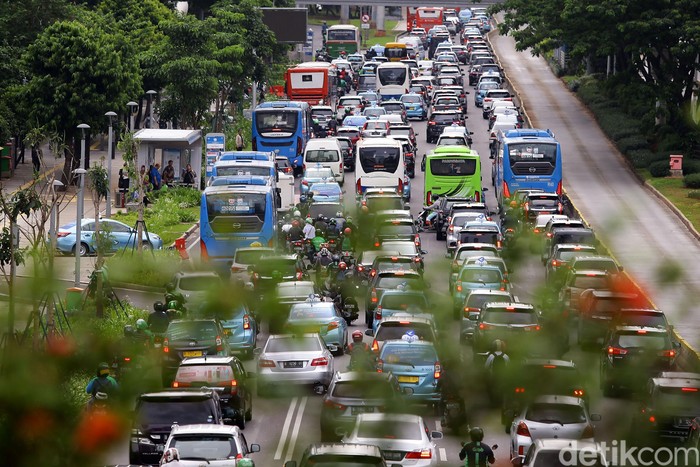 Kemacetan di Jakarta terparah ke-10 berdasarkan kondisi lalu lintas saat jam sibuk dari 416 kota dari 57 negara di dunia yang disurvei TomTom, 2019.