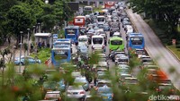 Ekonom Institute For Development of Economics and Finance (Indef) Ahmad Heri Firdaus mengatakan kerugian yang diakibatkan kemacetan meliputi kerugian yang ditanggung dunia usaha, produktivitas tenaga kerja, hingga konsumsi BBM kendaraan. Grandyos Zafna/detikcom.