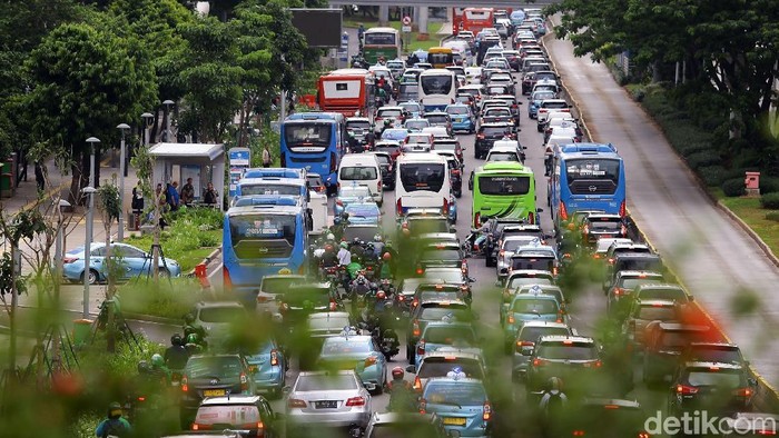 Kemacetan di Jakarta terparah ke-10 berdasarkan kondisi lalu lintas saat jam sibuk dari 416 kota dari 57 negara di dunia yang disurvei TomTom, 2019.