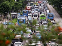 Terpopuler: Waktu yang Terbuang di Jalan, Rem Tangan di Lampu Merah