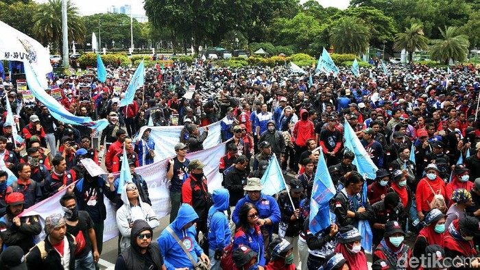 Massa buruh melakukan aksi unjuk rasa tolak omnibus law UU Cipta Kerja. Mereka melakukan long march menuju Istana Negara.