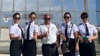 Sebagian besar pelangganya adalah orang China dan kebanyakan tidak mengerti bahasa Inggris. Komunikasi dilakukan dengan gerakan tangan dan Google Translate. Beruntung mereka tak menerbangkan dan mendaratkan pesawat sendiri. Mereka tak bisa menyentuh throttle atau kemudi (Foto: CNN)
