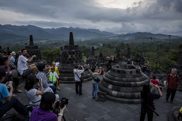 Latar bukit dan gunung di belakang Candi Borobudur juga menjadi spot foto incaran dari wisatawan. (Getty Images)