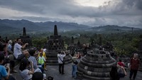Latar bukit dan gunung di belakang Candi Borobudur juga menjadi spot foto incaran dari wisatawan. (Getty Images)