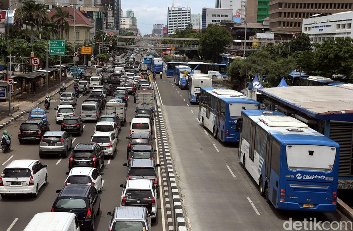 Demo buruh di kawasan Istana Negara membuat lalu lintas di area itu ditutup sementara. Penutupan itu membuat bus TransJakarta menumpuk di Halte Hayam Wuruk.