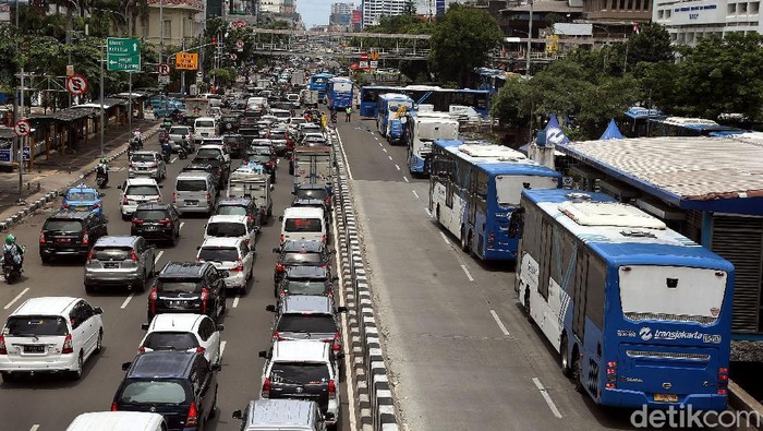 Demo buruh di kawasan Istana Negara membuat lalu lintas di area itu ditutup sementara. Penutupan itu membuat bus TransJakarta menumpuk di Halte Hayam Wuruk.