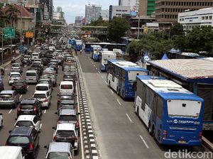 Terkepung Massa Demo, 25 Bus TransJakarta Berhasil Dievakuasi