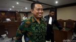 Senyum Eks Aspri Imam Nahrawi yang Didakwa Terima Suap Rp 11,5 M