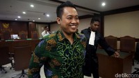 Atas perbuatannya, Ulum didakwa bersalah melanggar Pasal 12B ayat 1 UU Tipikor Undang-Undang Nomor 31 Tahun 1999 tentang Pemberantasan Tindak Pidana Korupsi sebagaimana telah diubah dengan Undang-undang Nomor 20 Tahun 2001 tentang perubahan atas Undang-undang Nomor 31 Tahun 1999 tentang pemberantasan tindak pidana korupsi juncto Pasal 55 ayat (1) juncto Pasal 64 ayat 1 KUHP. Atas perbuatannya, Ulum didakwa bersalah melanggar Pasal 12B ayat 1 UU Tipikor Undang-Undang Nomor 31 Tahun 1999 tentang Pemberantasan Tindak Pidana Korupsi sebagaimana telah diubah dengan Undang-undang Nomor 20 Tahun 2001 tentang perubahan atas Undang-undang Nomor 31 Tahun 1999 tentang pemberantasan tindak pidana korupsi juncto Pasal 55 ayat (1) juncto Pasal 64 ayat 1 KUHP.