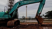 Meski telah dihentikan sementara waktu, polemik soal revitalisasi Monas terus bergulir.